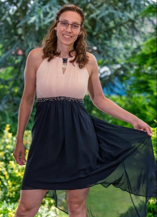 Sara selbstbewusst auf Schaukel